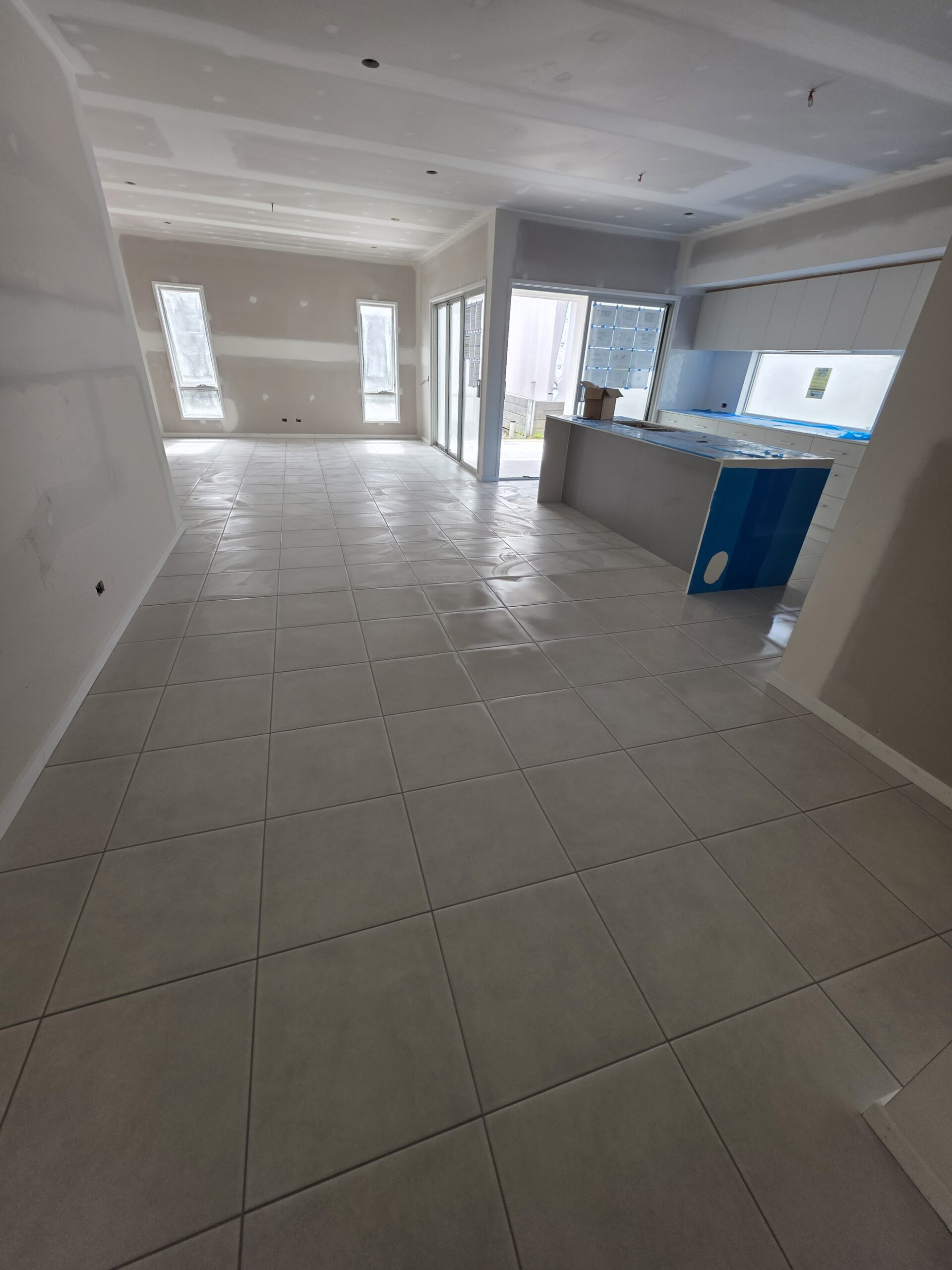 Large-format tiled internal living area by ID Tiling